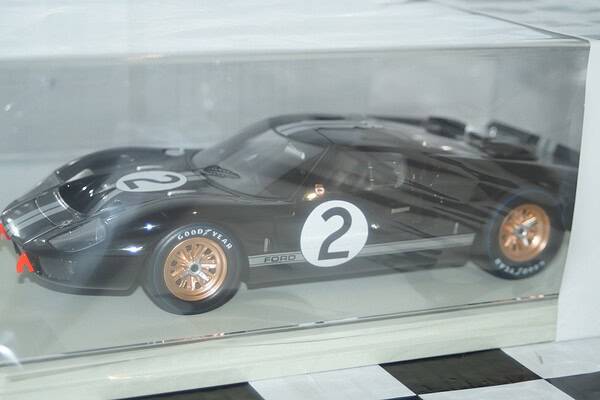 Spark ford gt 40 winner le mans 1968 18lm68 1:18 scale resin