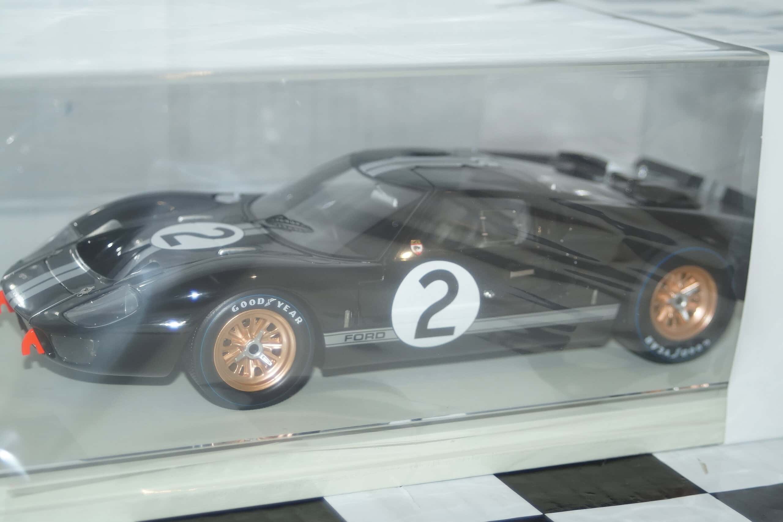 Spark ford gt 40 winner le mans 1968 18lm68 1:18 scale resin