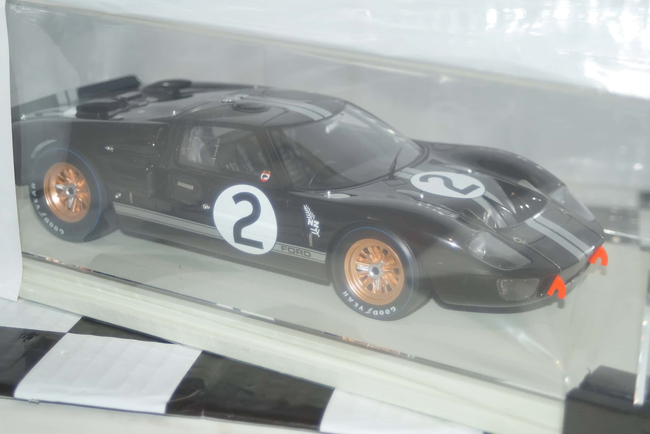 Spark ford gt 40 winner le mans 1968 18lm68 1:18 scale resin