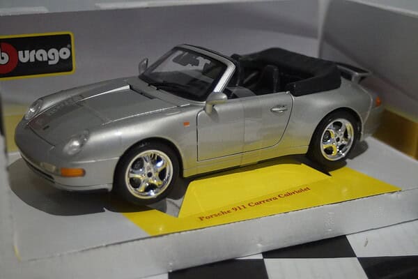 Burago porsche 911 carrera cabriolet 1:18 ref 18-12039