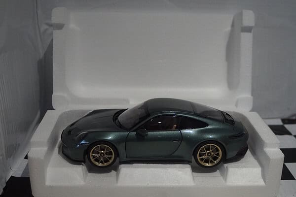 Norev porsche 911 gt3 2021 green1:18 scale 187382