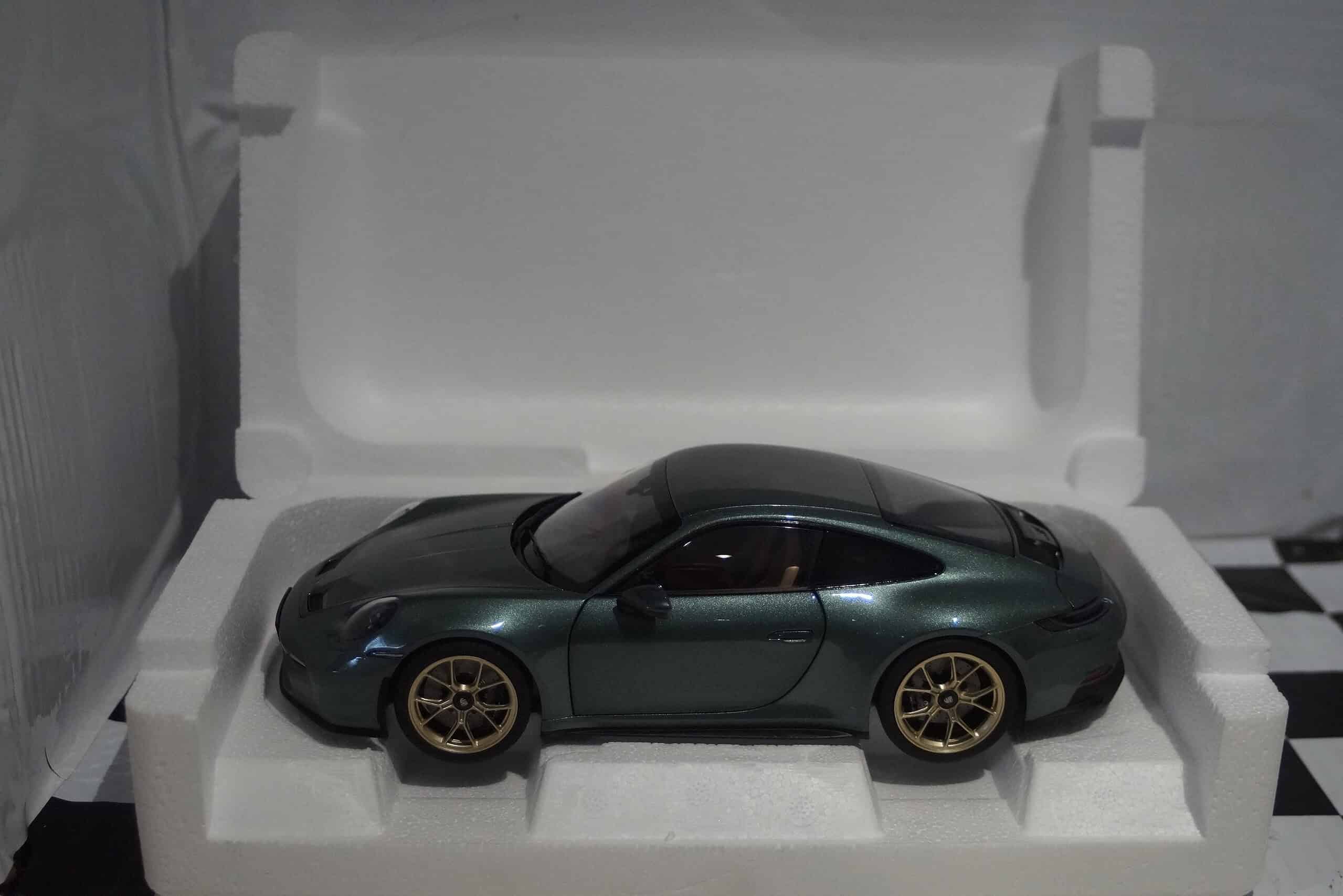 Norev porsche 911 gt3 2021 green1:18 scale 187382