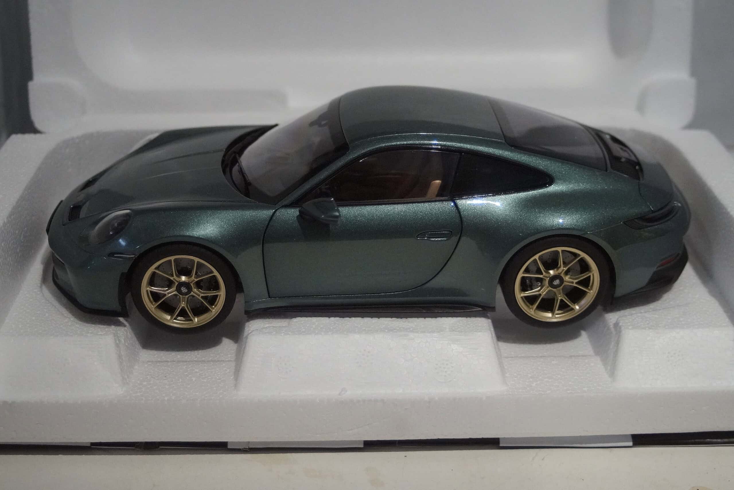 Norev porsche 911 gt3 2021 green1:18 scale 187382