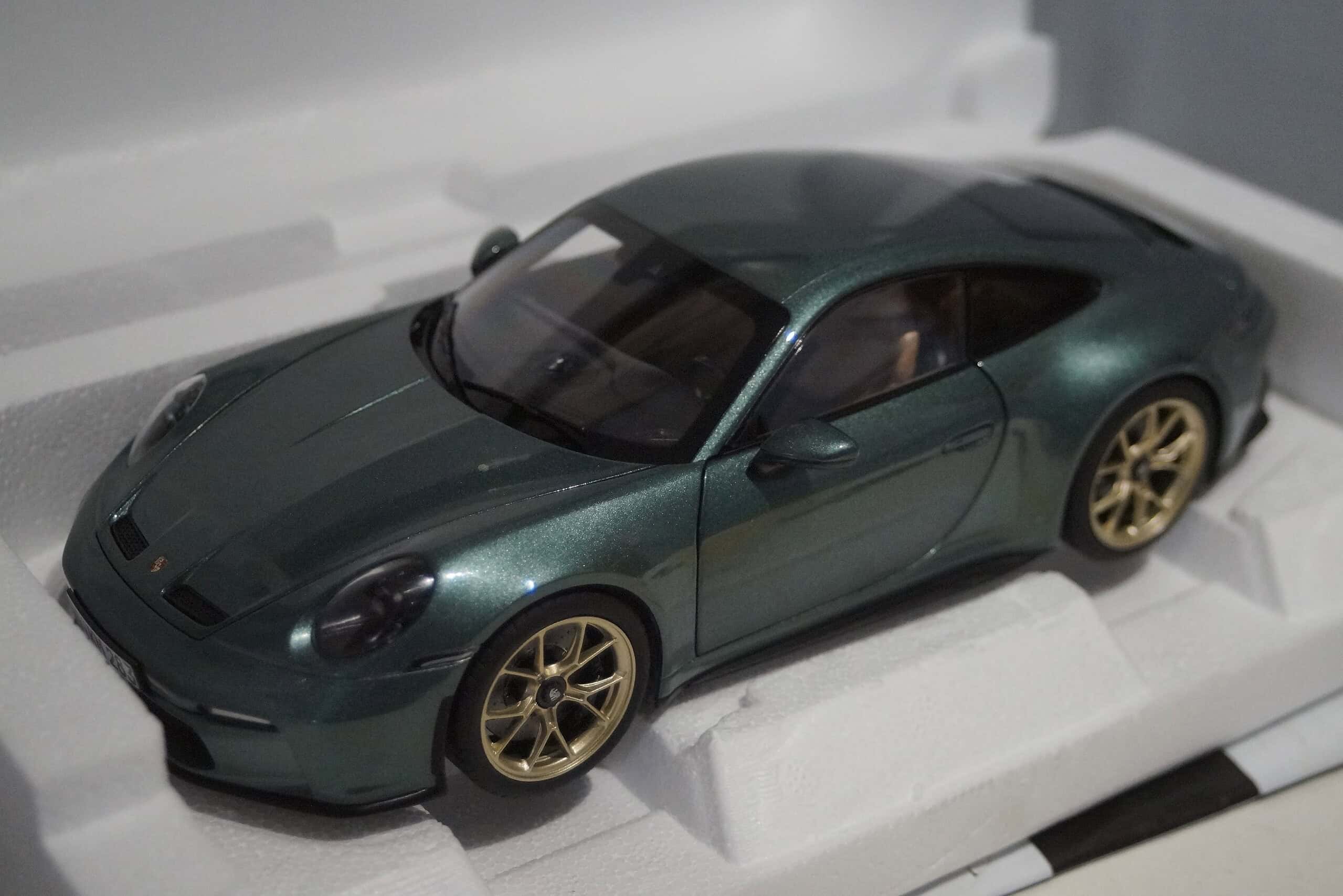 Norev porsche 911 gt3 2021 green1:18 scale 187382