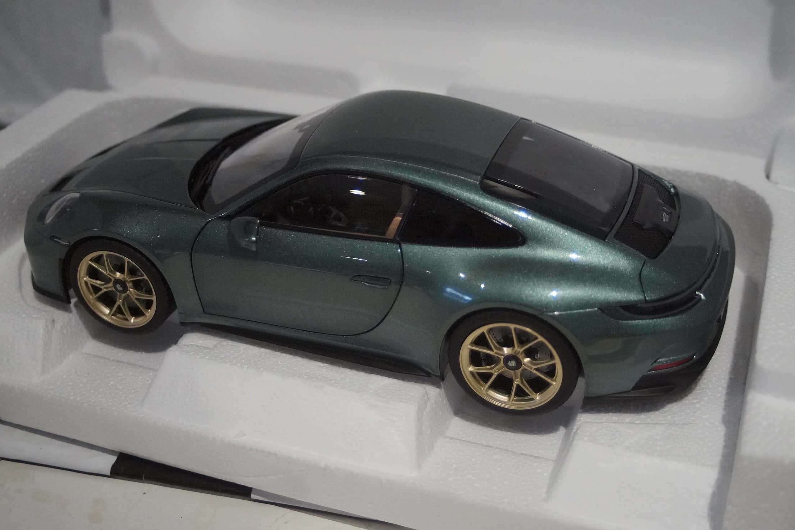 Norev porsche 911 gt3 2021 green1:18 scale 187382