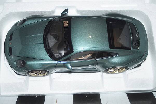 Norev porsche 911 gt3 2021 green1:18 scale 187382