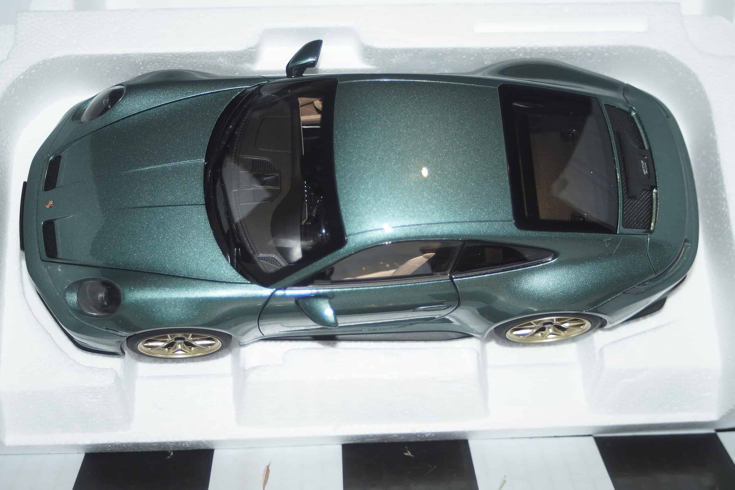 Norev porsche 911 gt3 2021 green1:18 scale 187382