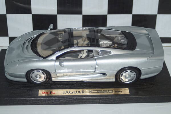 Maisto jaguar xj220 1:18 diecast 31807 (copy)