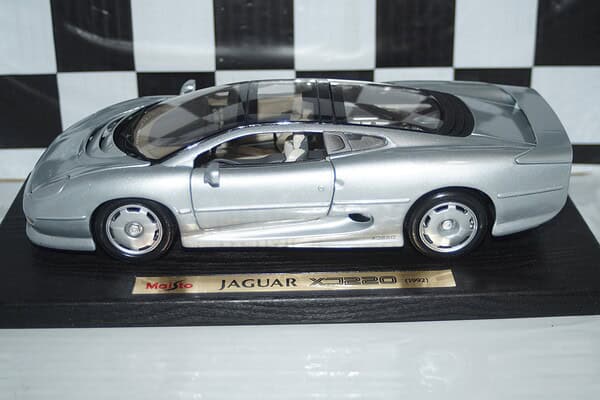 Maisto jaguar xj220 1:18 diecast 31807 (copy)