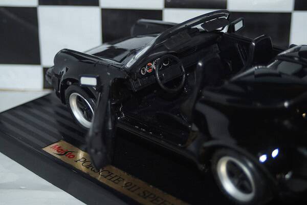 Maisto porsche carrera gt silver 1:18th ref 318000