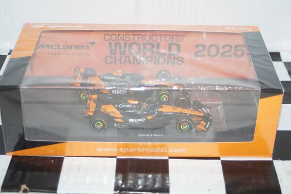 Spark mclaren mcl 39 no.4 & no.81 f1 constructors world champions 2025 norris / piastri 1:43 resin s9590