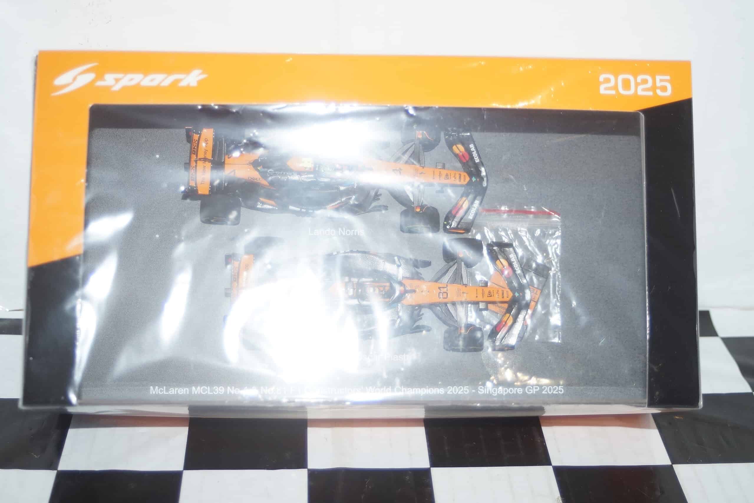 Spark mclaren mcl 39 no.4 & no.81 f1 constructors world champions 2025 norris / piastri 1:43 resin s9590