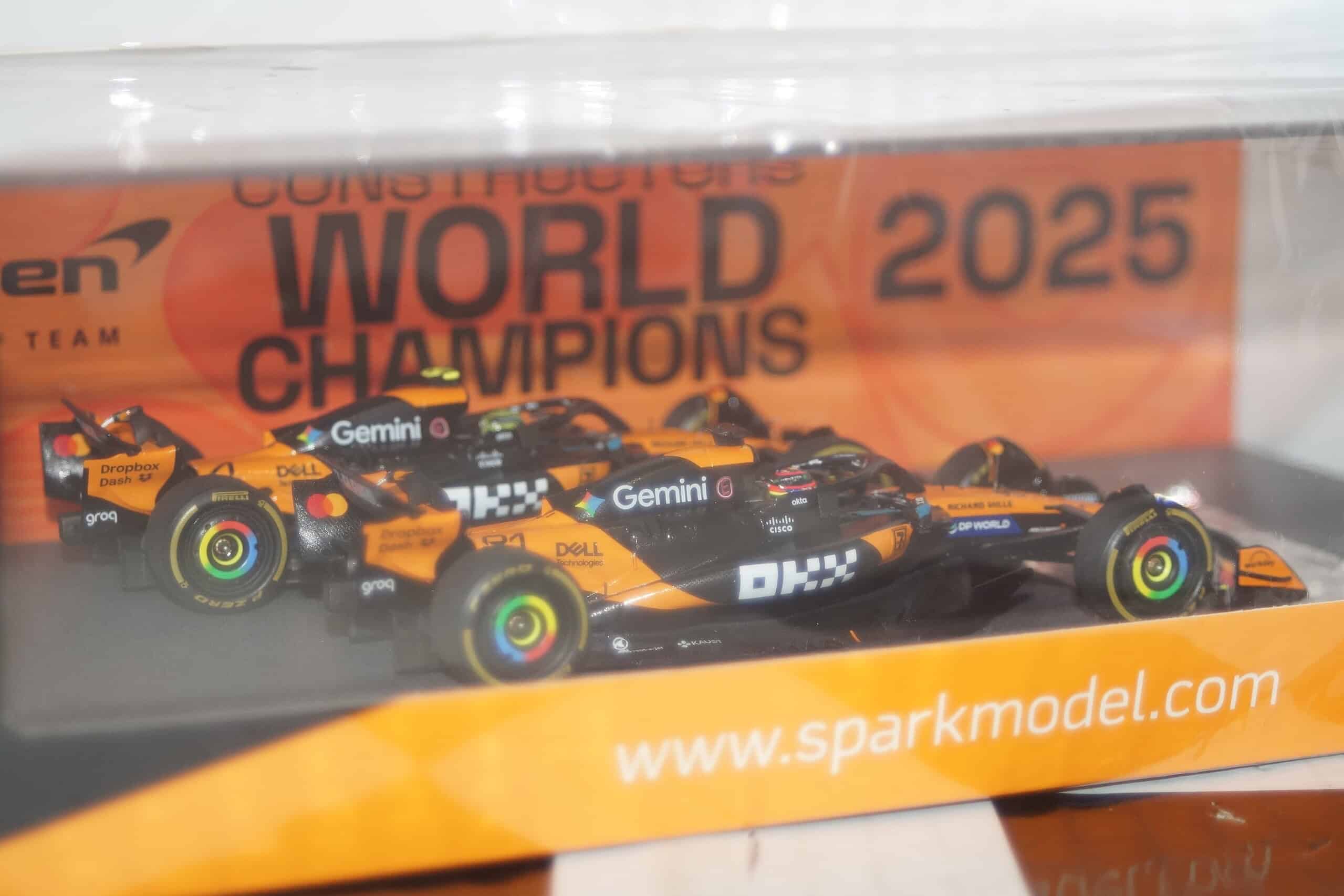 Spark mclaren mcl 39 no.4 & no.81 f1 constructors world champions 2025 norris / piastri 1:43 resin s9590