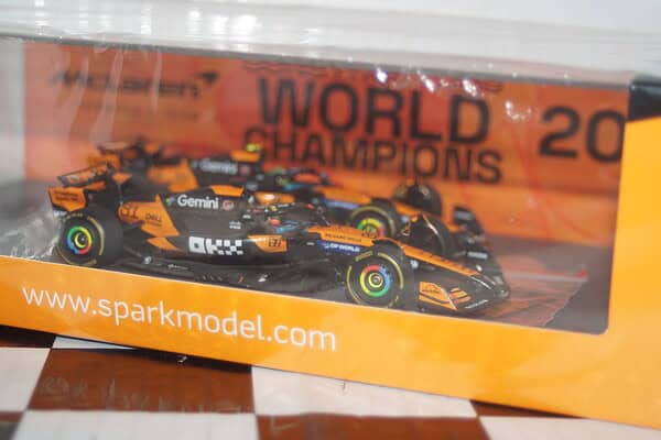 Spark mclaren mcl 39 no.4 & no.81 f1 constructors world champions 2025 norris / piastri 1:43 resin s9590