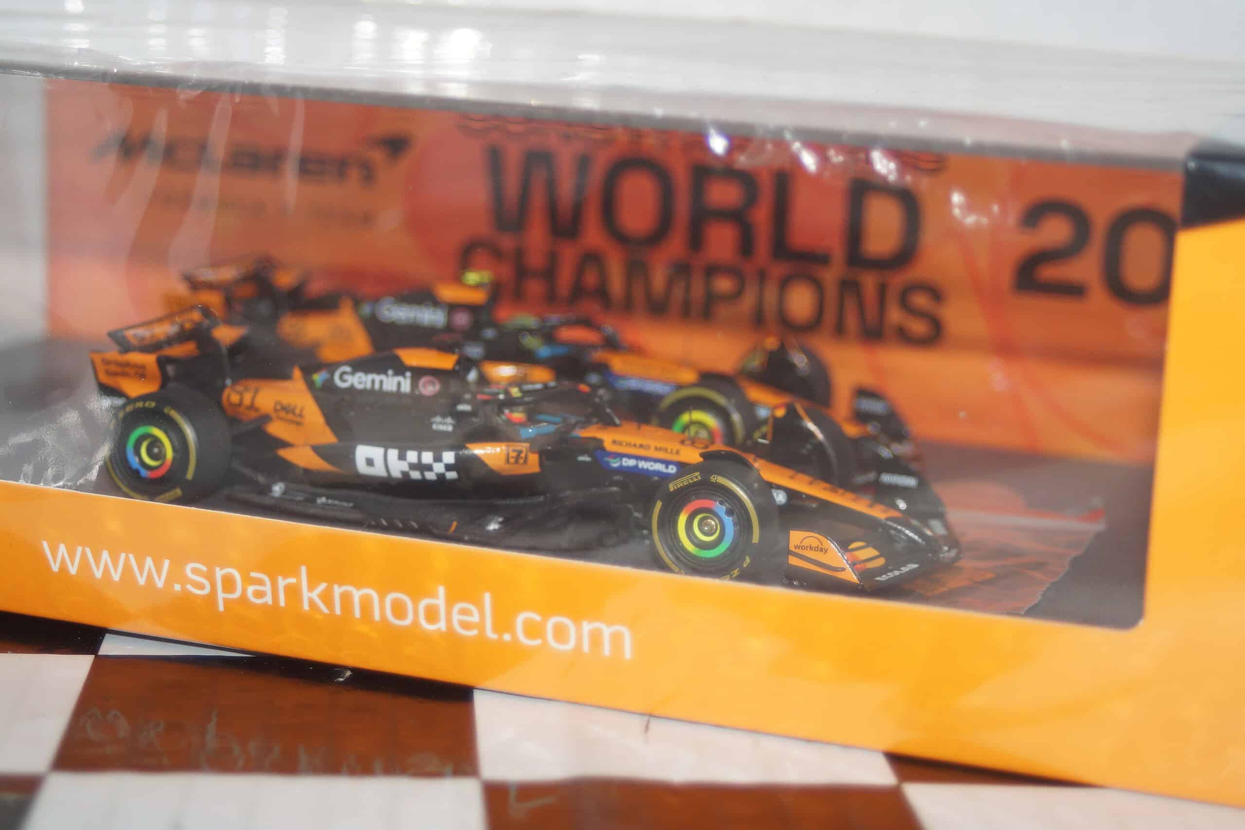 Spark mclaren mcl 39 no.4 & no.81 f1 constructors world champions 2025 norris / piastri 1:43 resin s9590