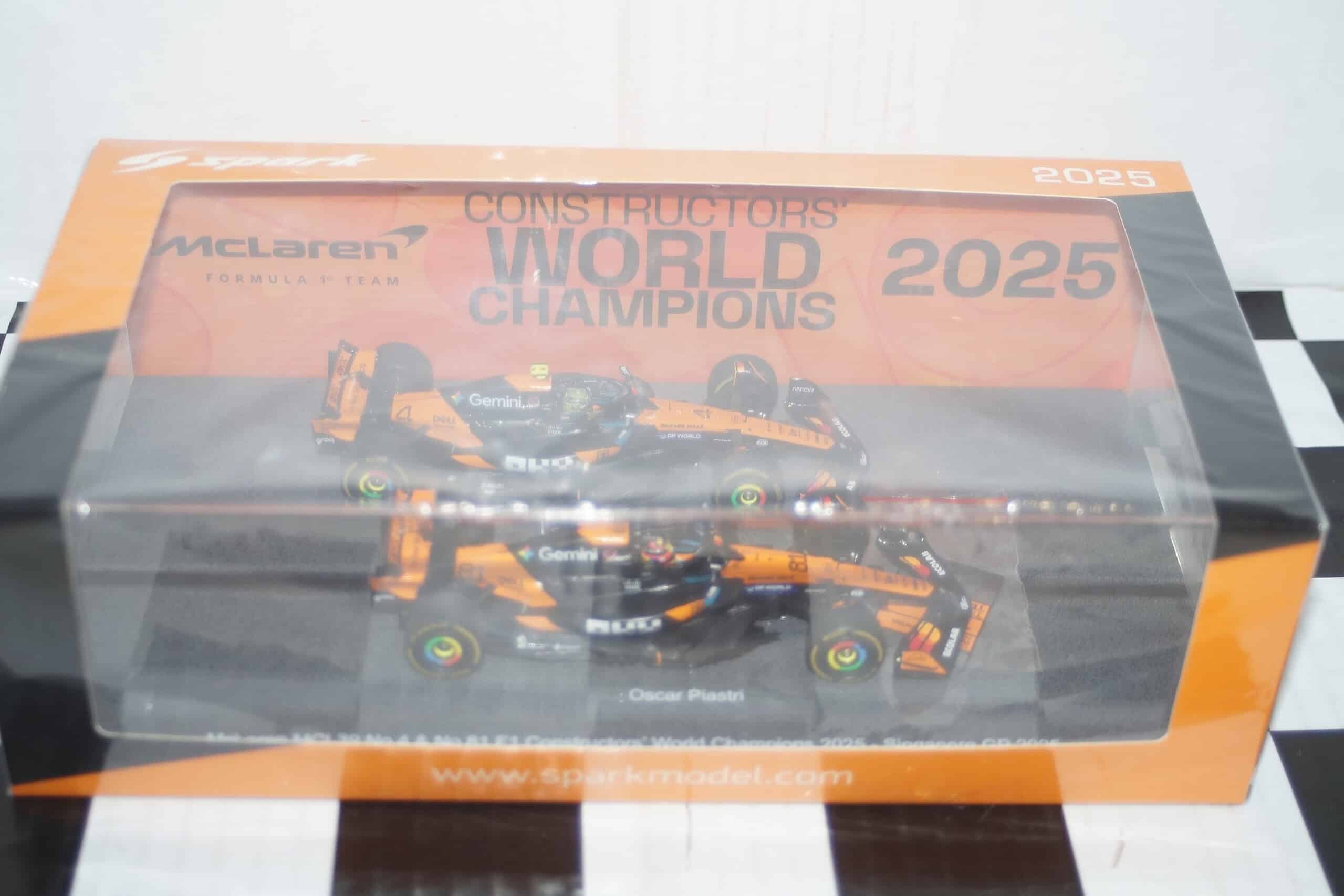 Spark mclaren mcl 39 no.4 & no.81 f1 constructors world champions 2025 norris / piastri 1:43 resin s9590